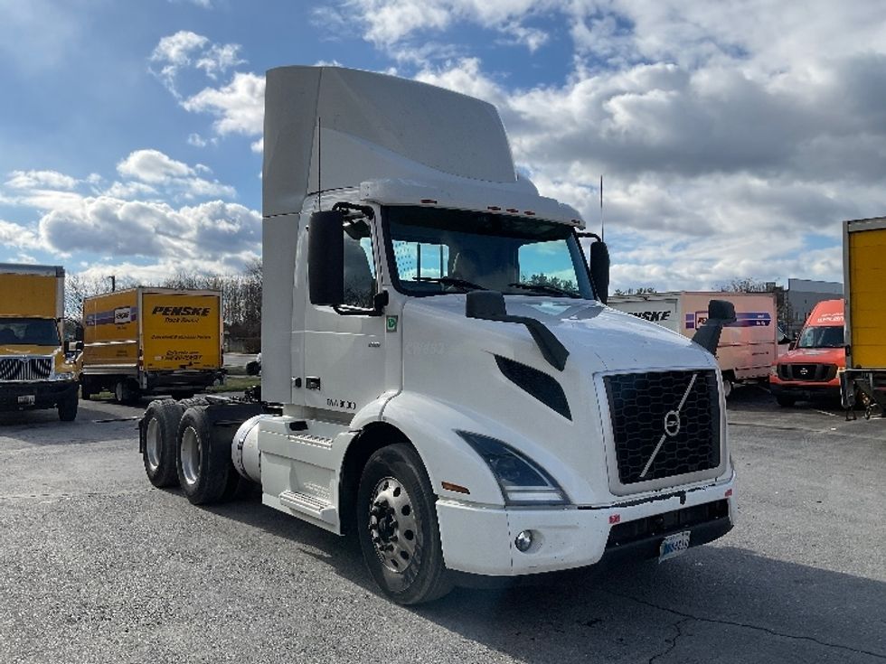 Day Cab Tractor-Heavy Duty Tractors-Volvo-2021-VNR64300-Harrisburg-PA-500,538\n\t\tmiles-$ 41,000 - Image 1
