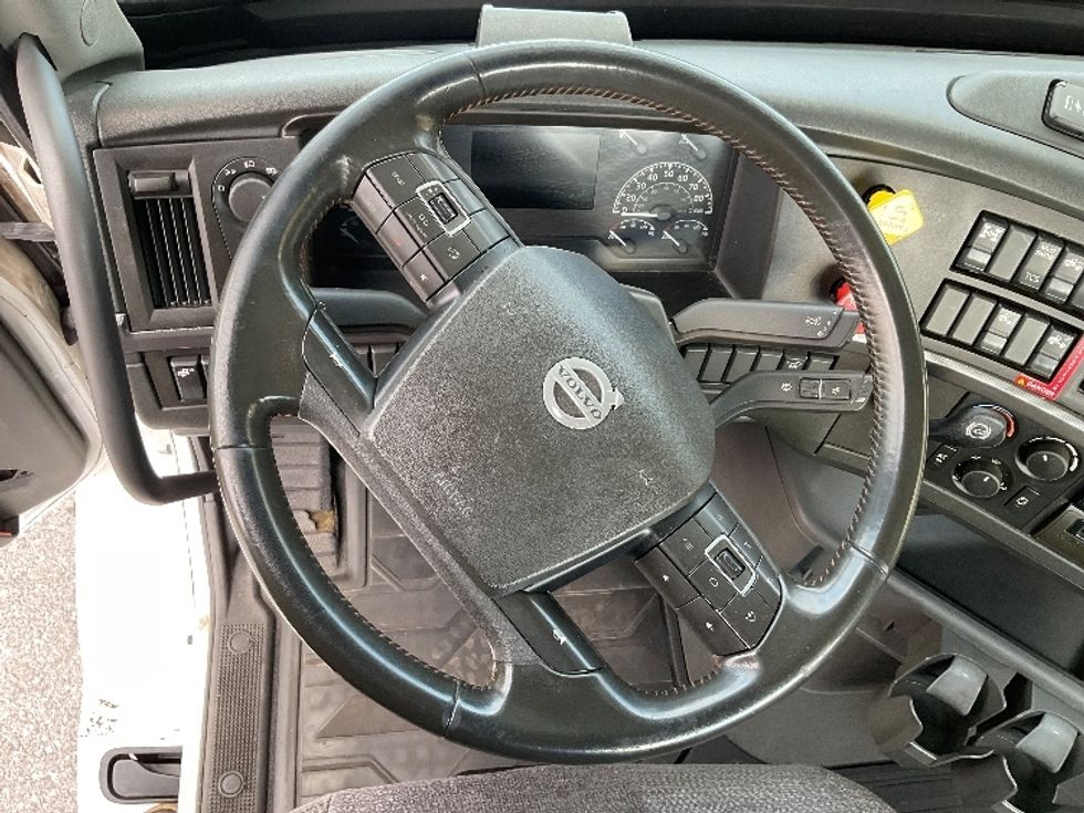 Day Cab Tractor-Heavy Duty Tractors-Volvo-2021-VNR64300-Harrisburg-PA-500,538\n\t\tmiles-$ 41,000 - Image 11