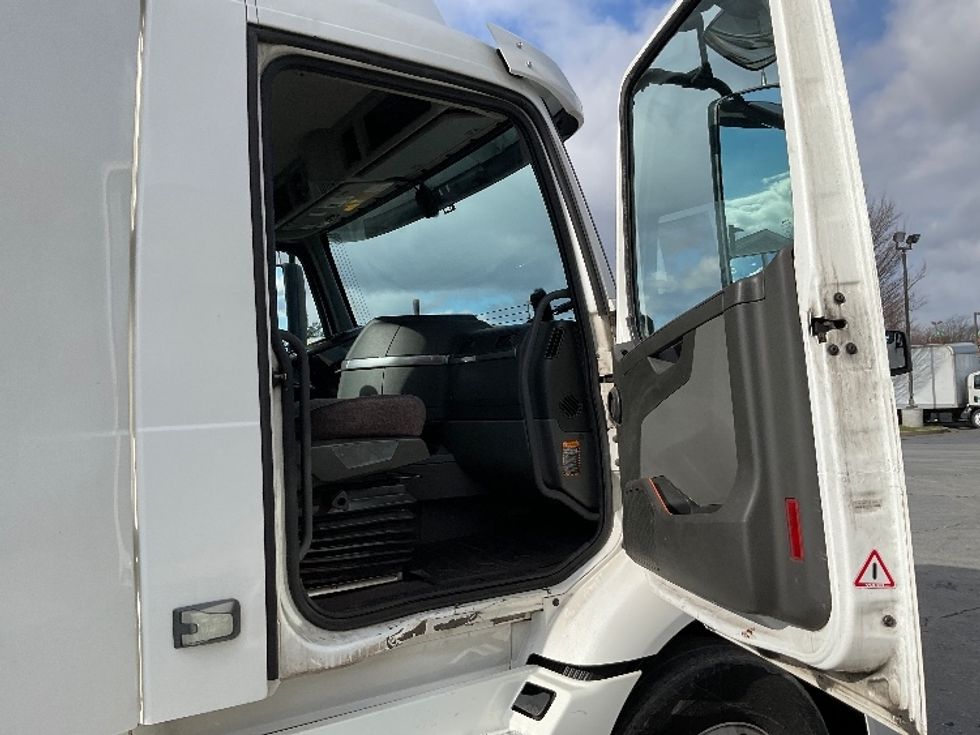 Day Cab Tractor-Heavy Duty Tractors-Volvo-2021-VNR64300-Harrisburg-PA-500,538\n\t\tmiles-$ 41,000 - Image 12
