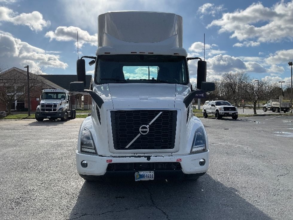Day Cab Tractor-Heavy Duty Tractors-Volvo-2021-VNR64300-Harrisburg-PA-500,538\n\t\tmiles-$ 41,000 - Image 2