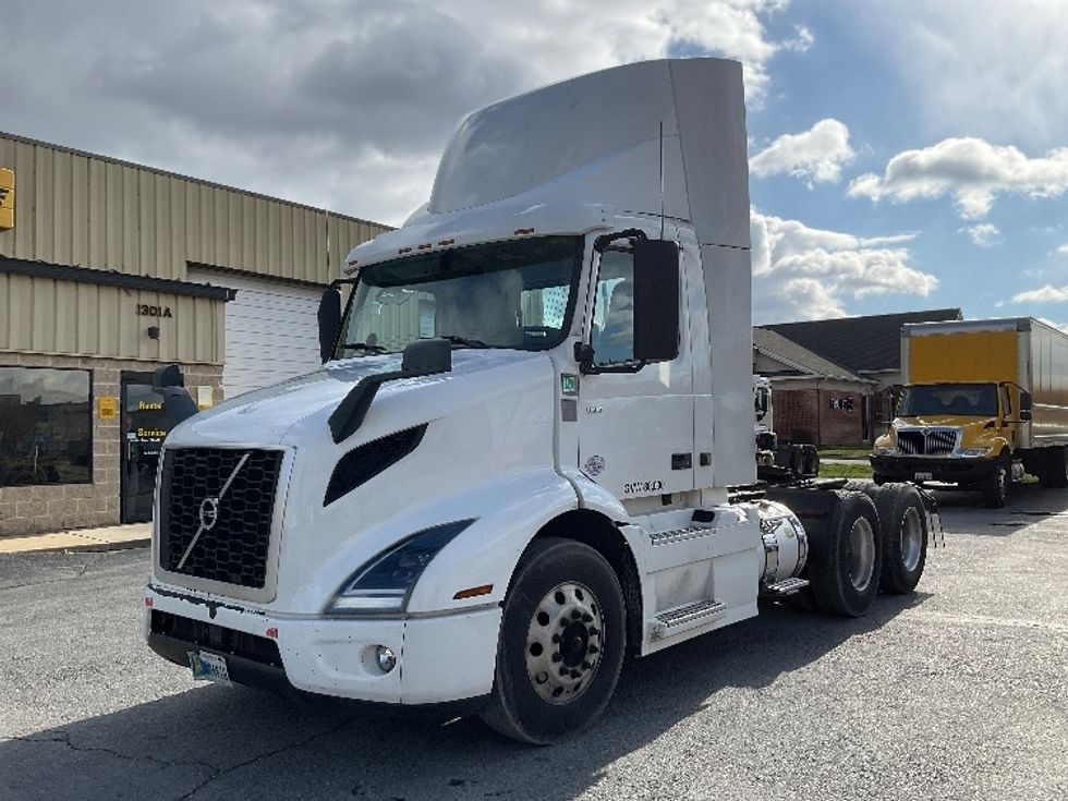 Day Cab Tractor-Heavy Duty Tractors-Volvo-2021-VNR64300-Harrisburg-PA-500,538\n\t\tmiles-$ 41,000 - Image 3