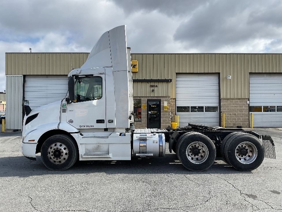 Day Cab Tractor-Heavy Duty Tractors-Volvo-2021-VNR64300-Harrisburg-PA-500,538\n\t\tmiles-$ 41,000 - Image 4