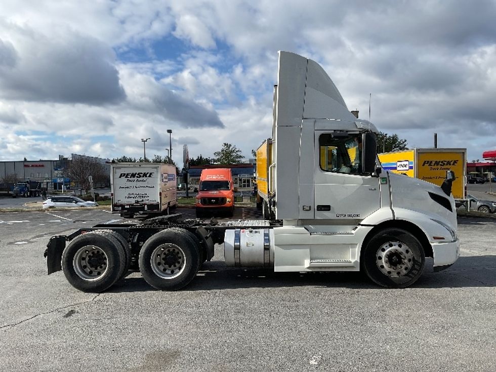 Day Cab Tractor-Heavy Duty Tractors-Volvo-2021-VNR64300-Harrisburg-PA-500,538\n\t\tmiles-$ 41,000 - Image 8