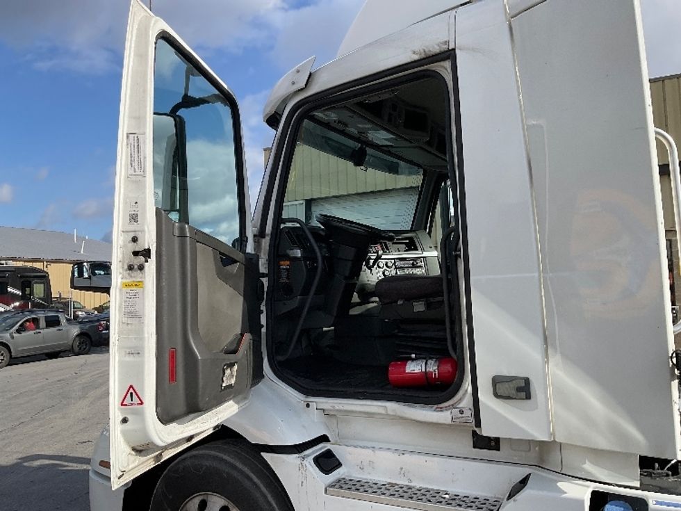 Day Cab Tractor-Heavy Duty Tractors-Volvo-2021-VNR64300-Harrisburg-PA-500,538\n\t\tmiles-$ 41,000 - Image 9