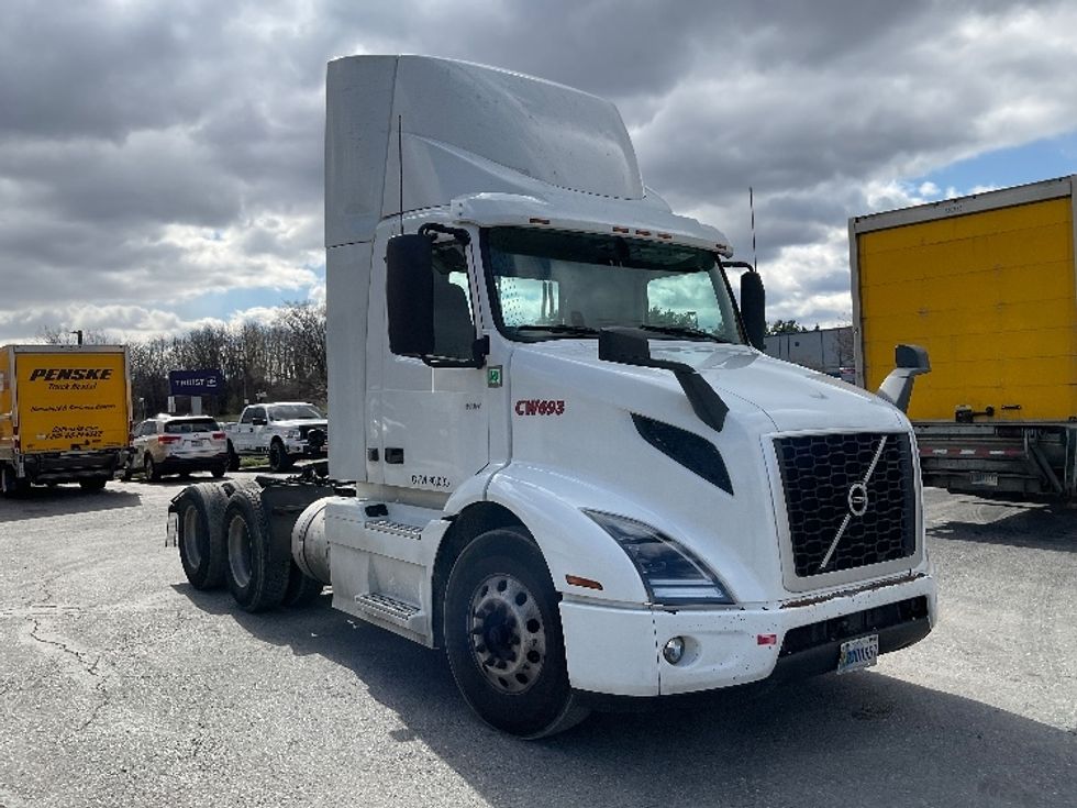 Day Cab Tractor-Heavy Duty Tractors-Volvo-2021-VNR64300-Harrisburg-PA-509,884\n\t\tmiles-$ 37,000 - Image 1