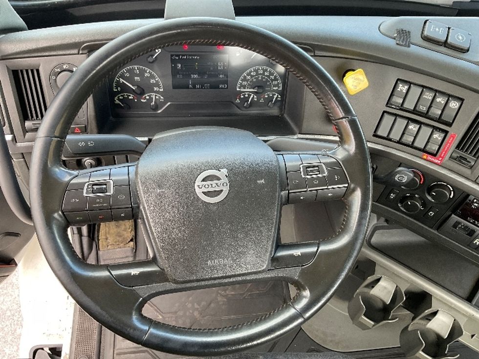 Day Cab Tractor-Heavy Duty Tractors-Volvo-2021-VNR64300-Harrisburg-PA-509,884\n\t\tmiles-$ 37,000 - Image 11