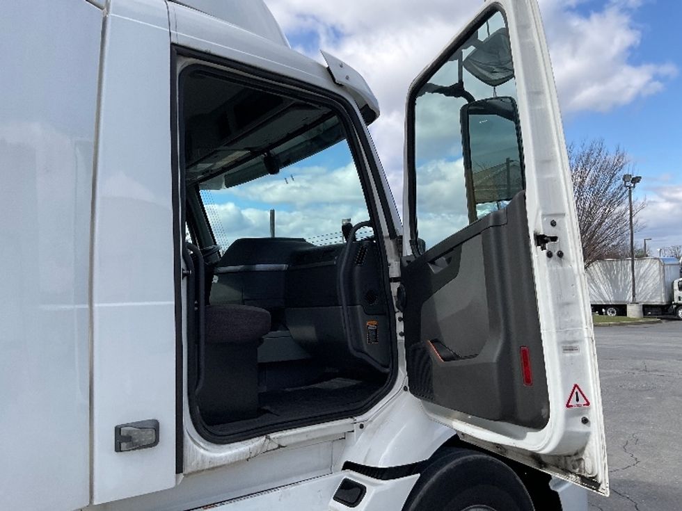 Day Cab Tractor-Heavy Duty Tractors-Volvo-2021-VNR64300-Harrisburg-PA-509,884\n\t\tmiles-$ 37,000 - Image 12