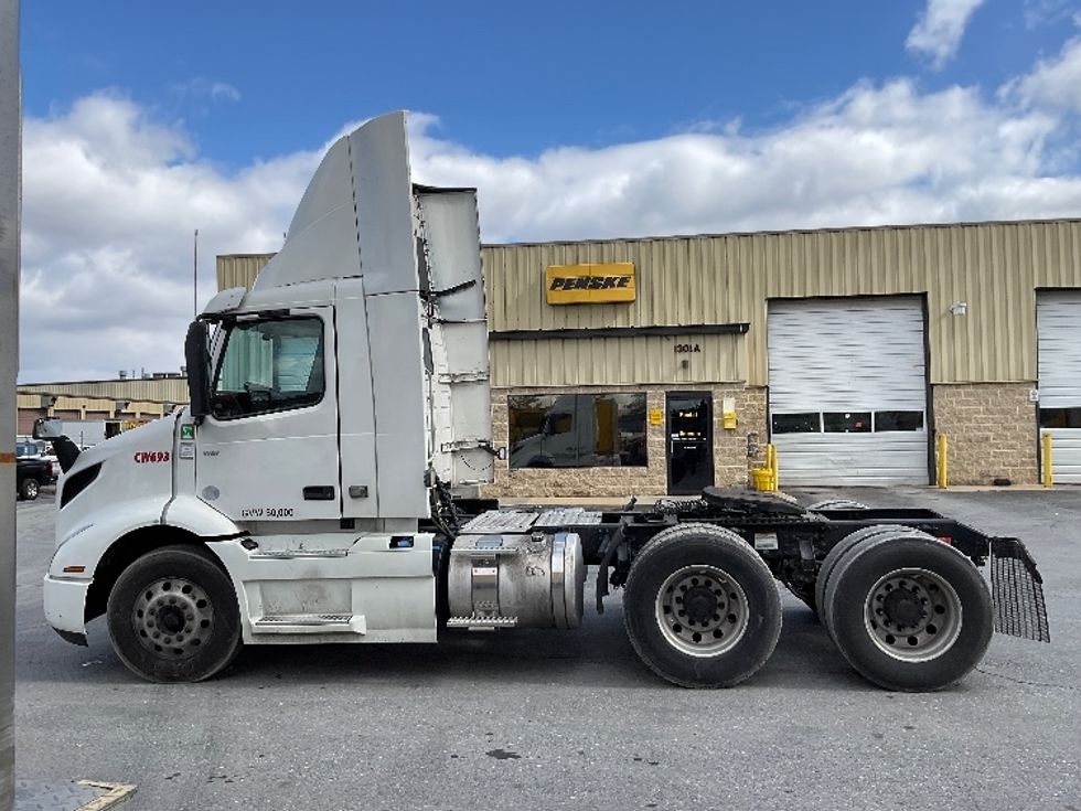 Day Cab Tractor-Heavy Duty Tractors-Volvo-2021-VNR64300-Harrisburg-PA-509,884\n\t\tmiles-$ 37,000 - Image 4