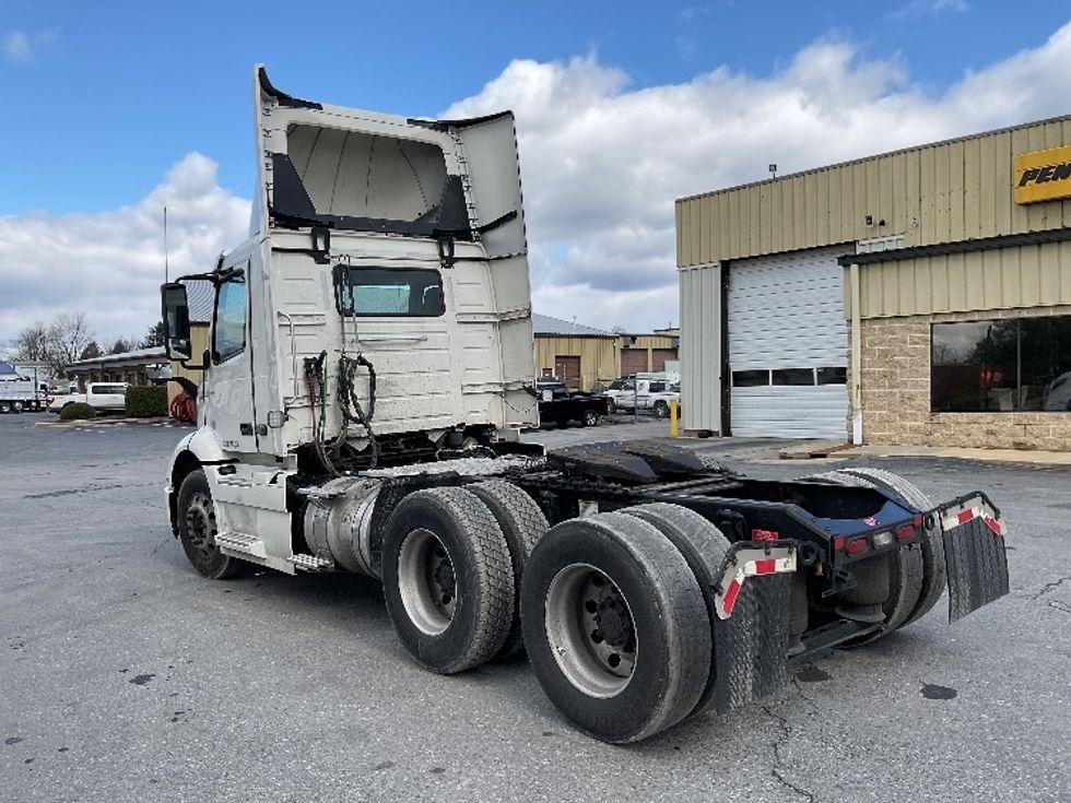 Day Cab Tractor-Heavy Duty Tractors-Volvo-2021-VNR64300-Harrisburg-PA-509,884\n\t\tmiles-$ 37,000 - Image 5