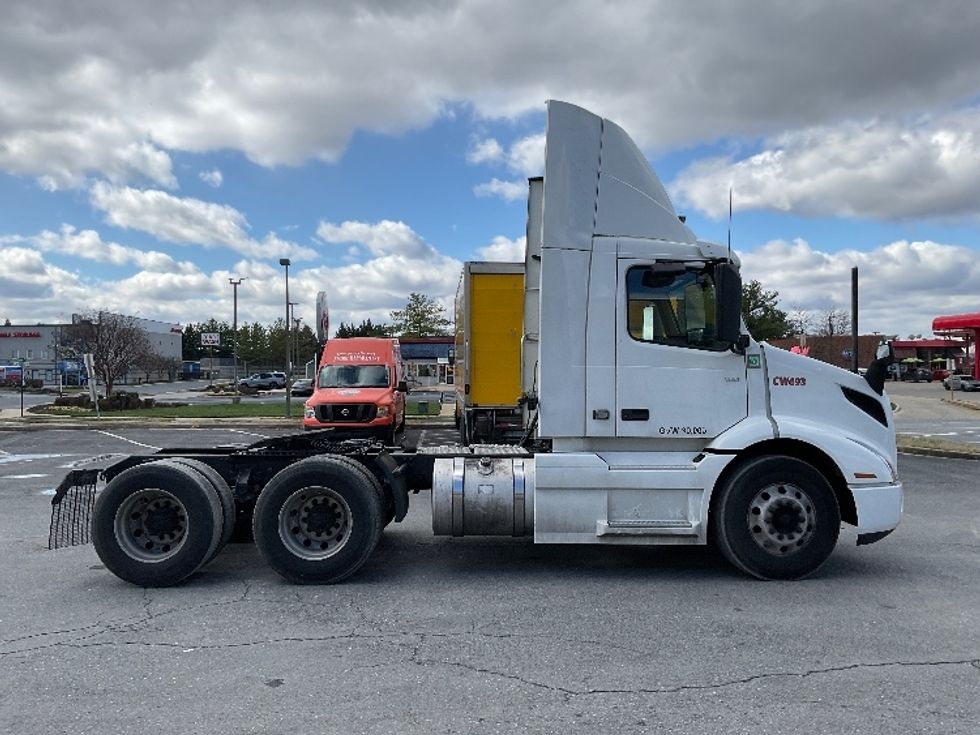 Day Cab Tractor-Heavy Duty Tractors-Volvo-2021-VNR64300-Harrisburg-PA-509,884\n\t\tmiles-$ 37,000 - Image 8