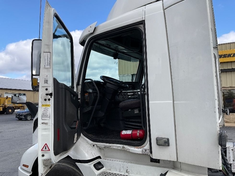 Day Cab Tractor-Heavy Duty Tractors-Volvo-2021-VNR64300-Harrisburg-PA-509,884\n\t\tmiles-$ 37,000 - Image 9