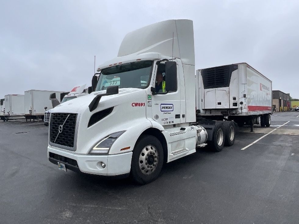 Day Cab Tractor-Heavy Duty Tractors-Volvo-2021-VNR64300-Harrisburg-PA-525,651\n\t\tmiles-$ 38,500 - Image 1