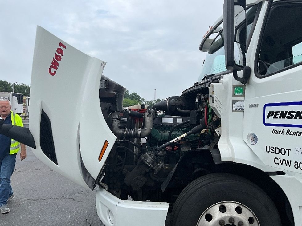 Day Cab Tractor-Heavy Duty Tractors-Volvo-2021-VNR64300-Harrisburg-PA-525,651\n\t\tmiles-$ 38,500 - Image 16