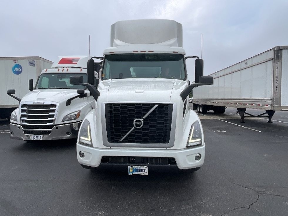 Day Cab Tractor-Heavy Duty Tractors-Volvo-2021-VNR64300-Harrisburg-PA-525,651\n\t\tmiles-$ 38,500 - Image 2