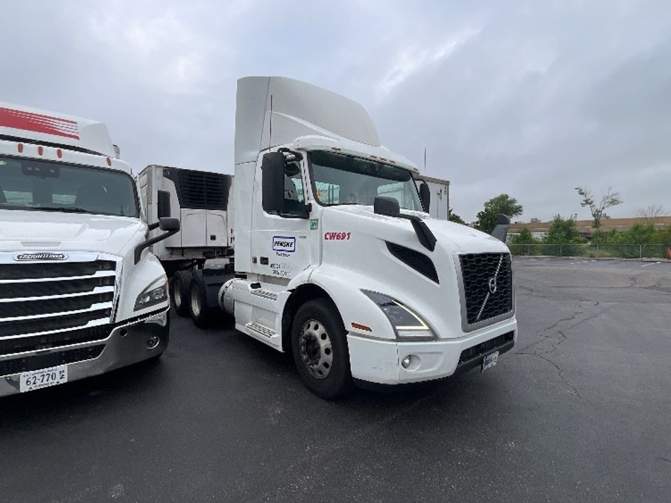Day Cab Tractor-Heavy Duty Tractors-Volvo-2021-VNR64300-Harrisburg-PA-525,651\n\t\tmiles-$ 38,500 - Image 3