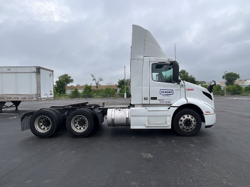 Day Cab Tractor-Heavy Duty Tractors-Volvo-2021-VNR64300-Harrisburg-PA-525,651\n\t\tmiles-$ 38,500 - Image 4