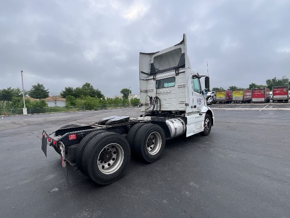 Day Cab Tractor-Heavy Duty Tractors-Volvo-2021-VNR64300-Harrisburg-PA-525,651\n\t\tmiles-$ 38,500 - Image 5
