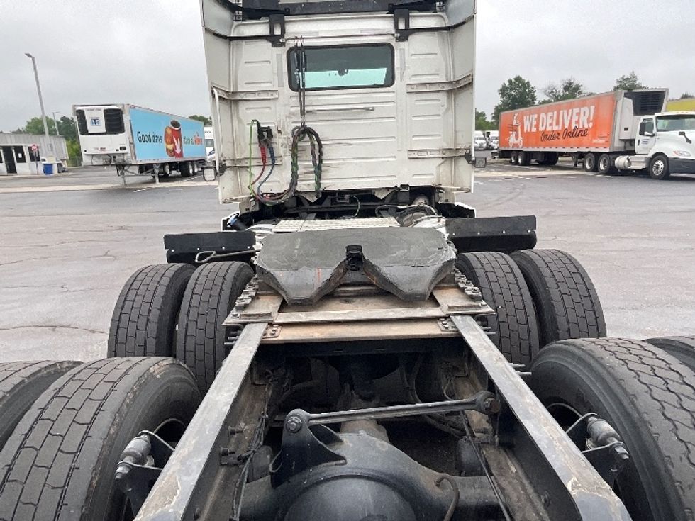 Day Cab Tractor-Heavy Duty Tractors-Volvo-2021-VNR64300-Harrisburg-PA-525,651\n\t\tmiles-$ 38,500 - Image 6