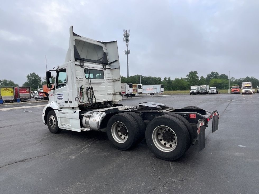 Day Cab Tractor-Heavy Duty Tractors-Volvo-2021-VNR64300-Harrisburg-PA-525,651\n\t\tmiles-$ 38,500 - Image 7