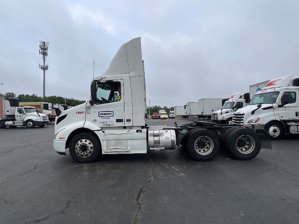 Day Cab Tractor-Heavy Duty Tractors-Volvo-2021-VNR64300-Harrisburg-PA-525,651\n\t\tmiles-$ 38,500 - Image 8