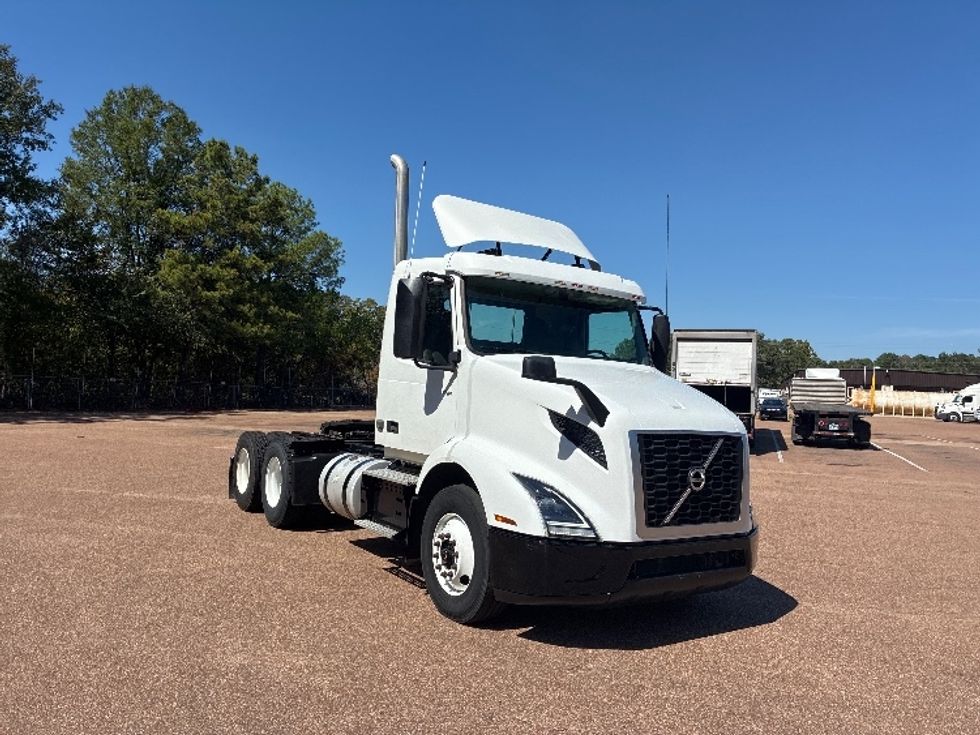 Day Cab Tractor-Heavy Duty Tractors-Volvo-2021-VNR64300-Jackson-MS-145,703\n\t\tmiles-$ 68,250 - Image 1