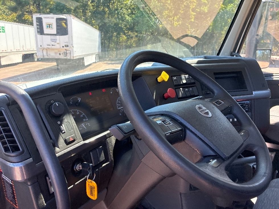 Day Cab Tractor-Heavy Duty Tractors-Volvo-2021-VNR64300-Jackson-MS-145,703\n\t\tmiles-$ 68,250 - Image 10