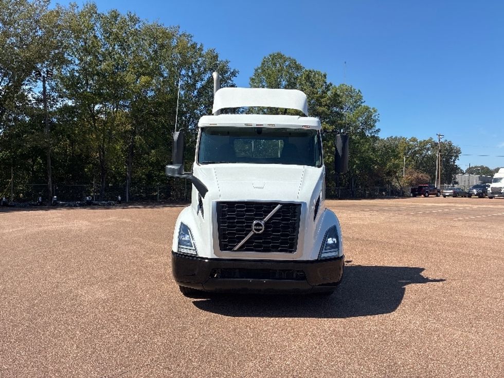 Day Cab Tractor-Heavy Duty Tractors-Volvo-2021-VNR64300-Jackson-MS-145,703\n\t\tmiles-$ 68,250 - Image 2
