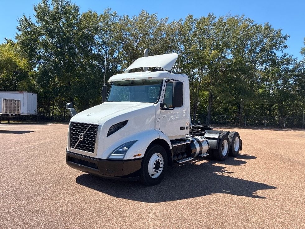Day Cab Tractor-Heavy Duty Tractors-Volvo-2021-VNR64300-Jackson-MS-145,703\n\t\tmiles-$ 68,250 - Image 3