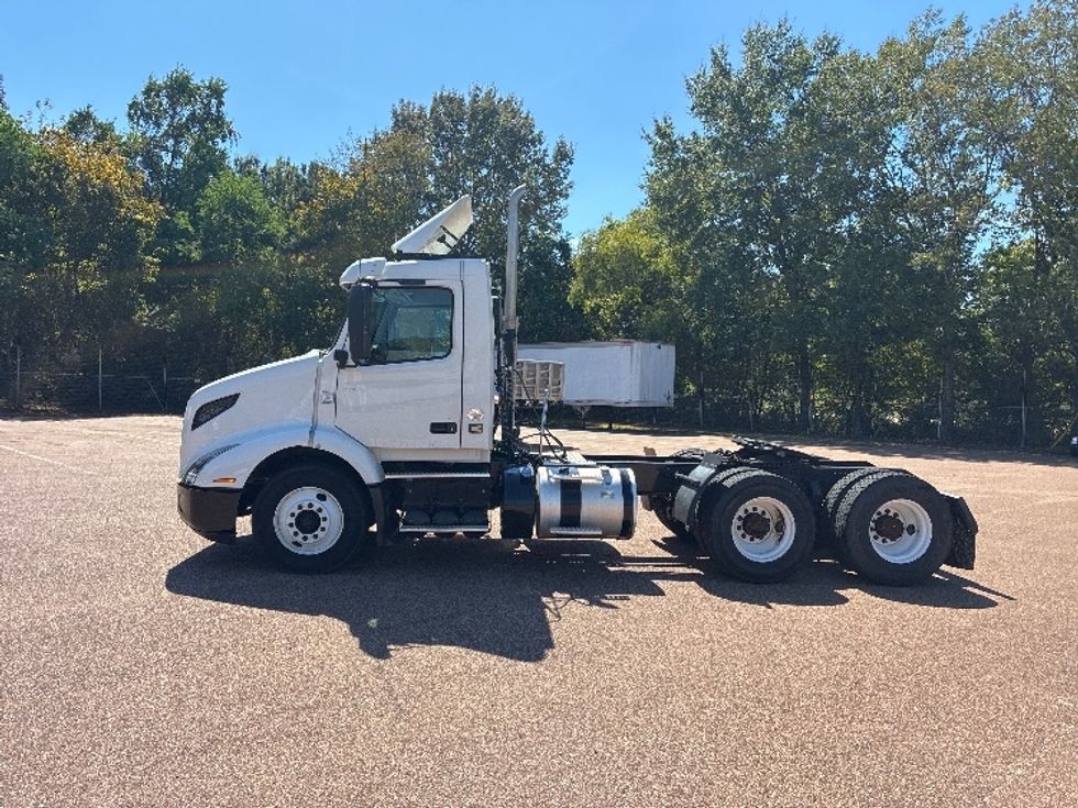Day Cab Tractor-Heavy Duty Tractors-Volvo-2021-VNR64300-Jackson-MS-145,703\n\t\tmiles-$ 68,250 - Image 4