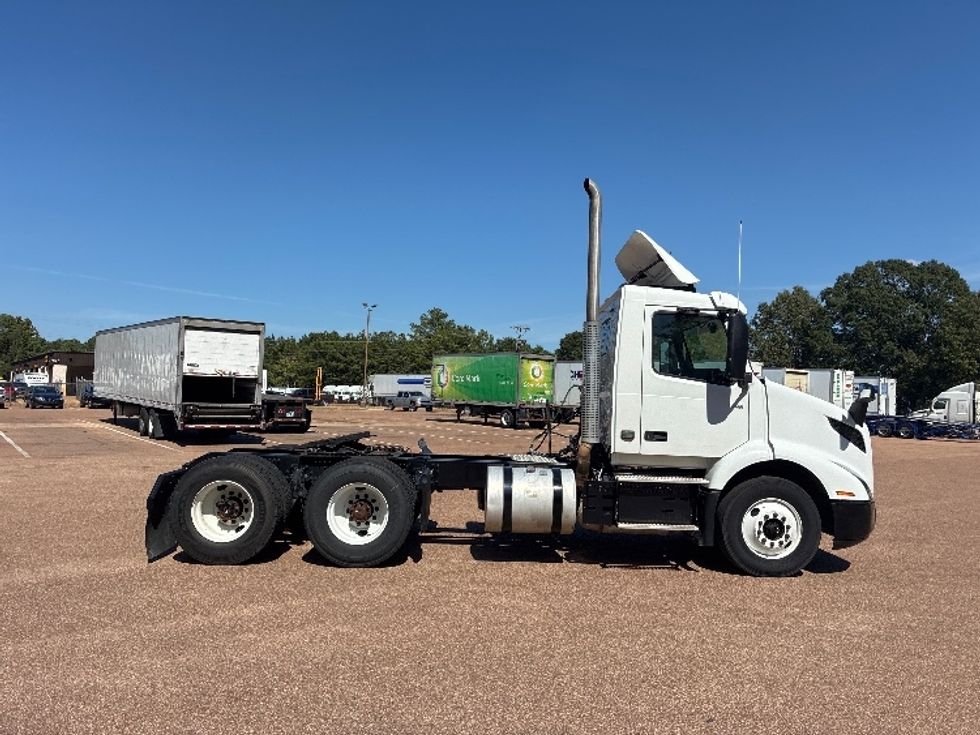 Day Cab Tractor-Heavy Duty Tractors-Volvo-2021-VNR64300-Jackson-MS-145,703\n\t\tmiles-$ 68,250 - Image 8