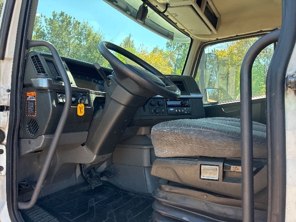 Day Cab Tractor-Heavy Duty Tractors-Volvo-2021-VNR64300-Jackson-MS-145,703\n\t\tmiles-$ 68,250 - Image 9