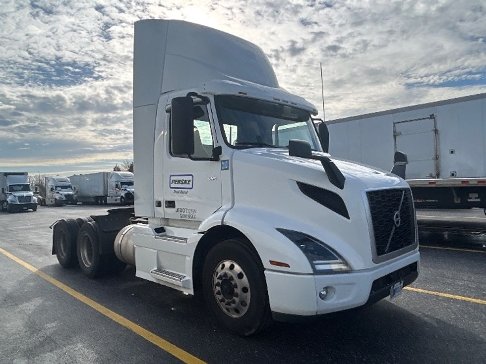 Day Cab Tractor-Heavy Duty Tractors-Volvo-2021-VNR64300-Milwaukee-WI-508,258\n\t\tmiles-$ 40,250 - Image 1