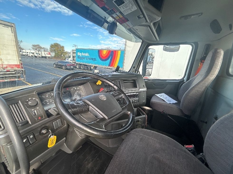 Day Cab Tractor-Heavy Duty Tractors-Volvo-2021-VNR64300-Milwaukee-WI-508,258\n\t\tmiles-$ 40,250 - Image 10