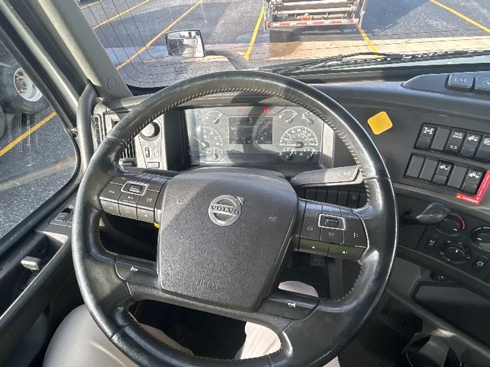 Day Cab Tractor-Heavy Duty Tractors-Volvo-2021-VNR64300-Milwaukee-WI-508,258\n\t\tmiles-$ 40,250 - Image 11