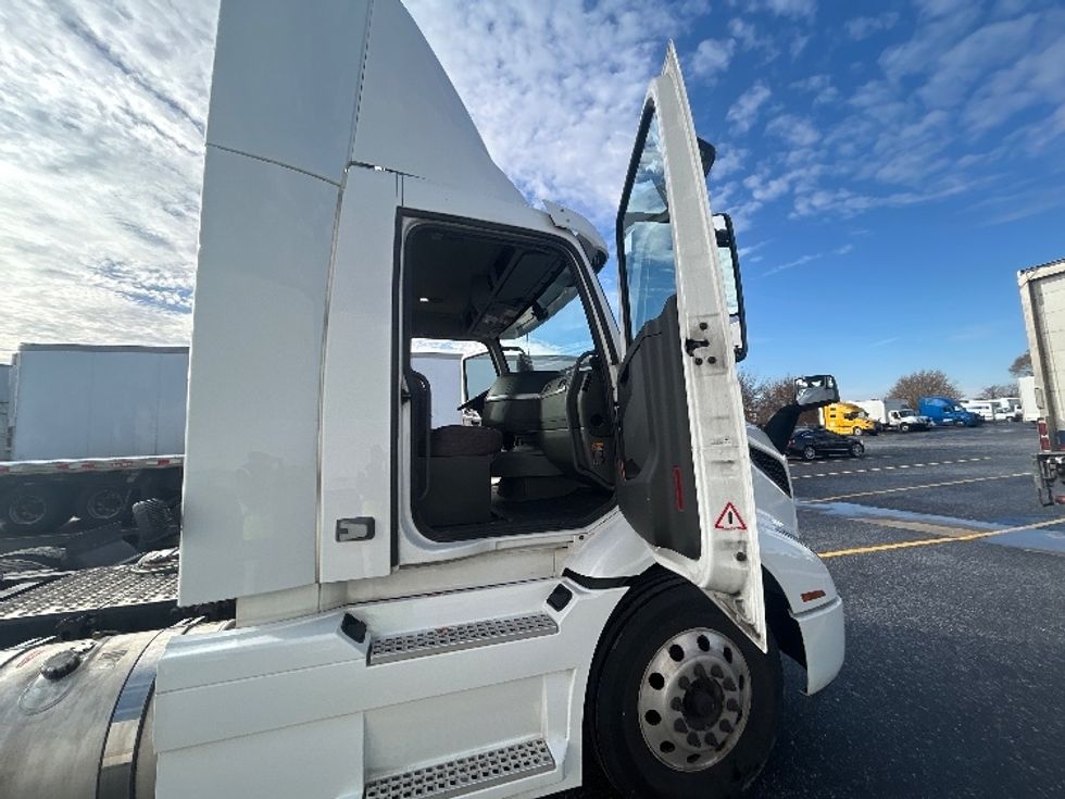 Day Cab Tractor-Heavy Duty Tractors-Volvo-2021-VNR64300-Milwaukee-WI-508,258\n\t\tmiles-$ 40,250 - Image 12