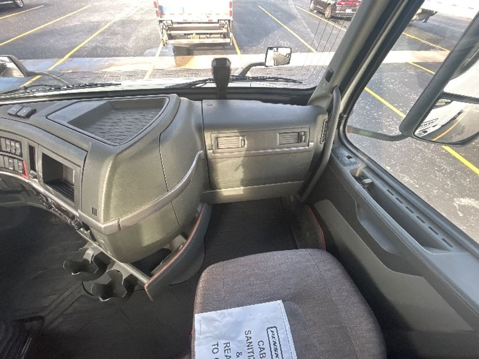 Day Cab Tractor-Heavy Duty Tractors-Volvo-2021-VNR64300-Milwaukee-WI-508,258\n\t\tmiles-$ 40,250 - Image 13