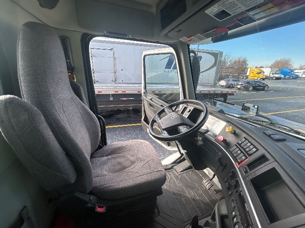Day Cab Tractor-Heavy Duty Tractors-Volvo-2021-VNR64300-Milwaukee-WI-508,258\n\t\tmiles-$ 40,250 - Image 14