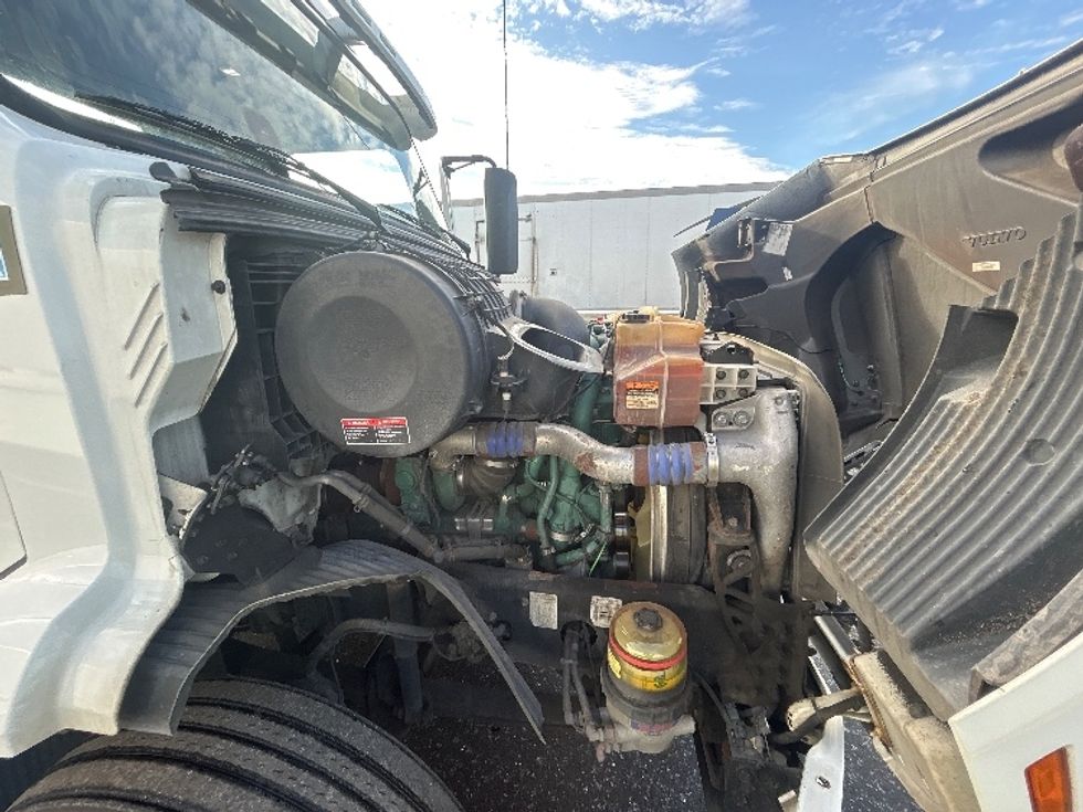 Day Cab Tractor-Heavy Duty Tractors-Volvo-2021-VNR64300-Milwaukee-WI-508,258\n\t\tmiles-$ 40,250 - Image 15