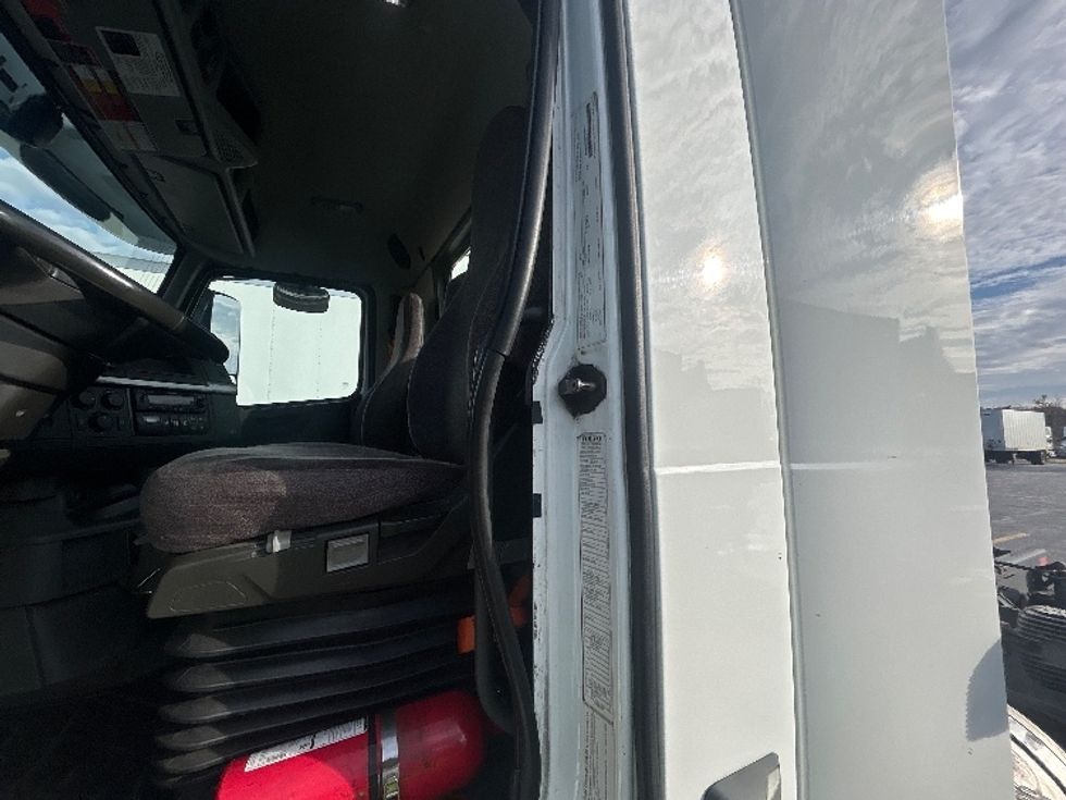 Day Cab Tractor-Heavy Duty Tractors-Volvo-2021-VNR64300-Milwaukee-WI-508,258\n\t\tmiles-$ 40,250 - Image 17