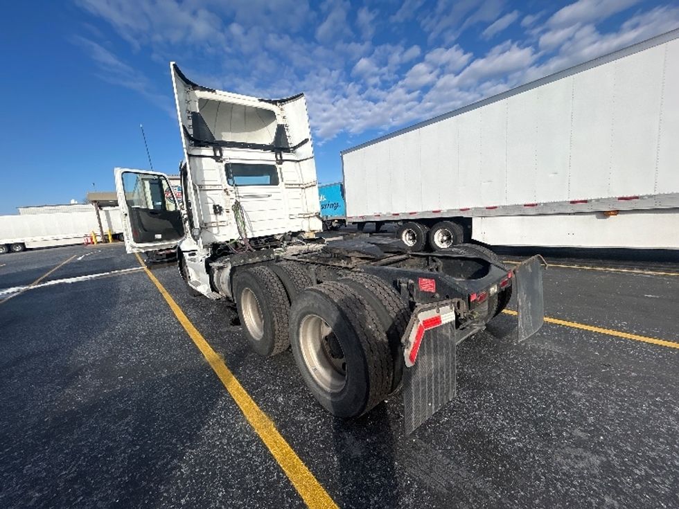 Day Cab Tractor-Heavy Duty Tractors-Volvo-2021-VNR64300-Milwaukee-WI-508,258\n\t\tmiles-$ 40,250 - Image 18