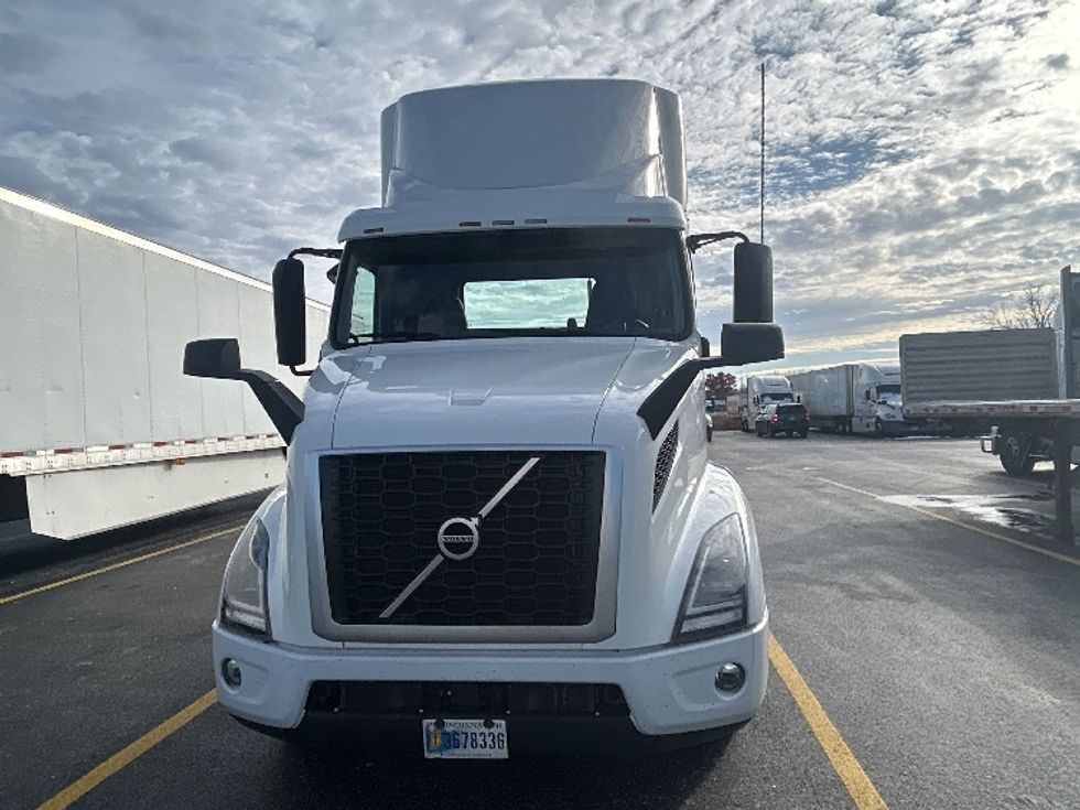 Day Cab Tractor-Heavy Duty Tractors-Volvo-2021-VNR64300-Milwaukee-WI-508,258\n\t\tmiles-$ 40,250 - Image 2