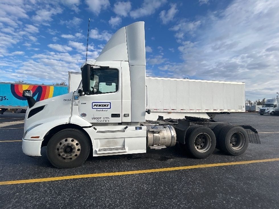 Day Cab Tractor-Heavy Duty Tractors-Volvo-2021-VNR64300-Milwaukee-WI-508,258\n\t\tmiles-$ 40,250 - Image 4