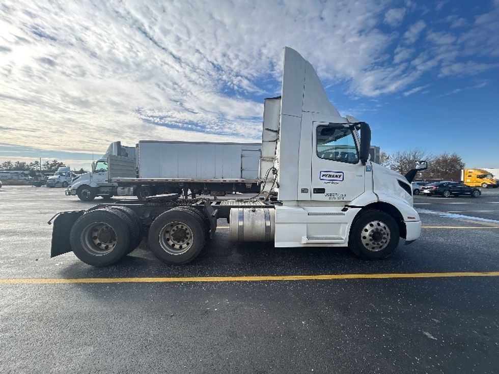 Day Cab Tractor-Heavy Duty Tractors-Volvo-2021-VNR64300-Milwaukee-WI-508,258\n\t\tmiles-$ 40,250 - Image 8