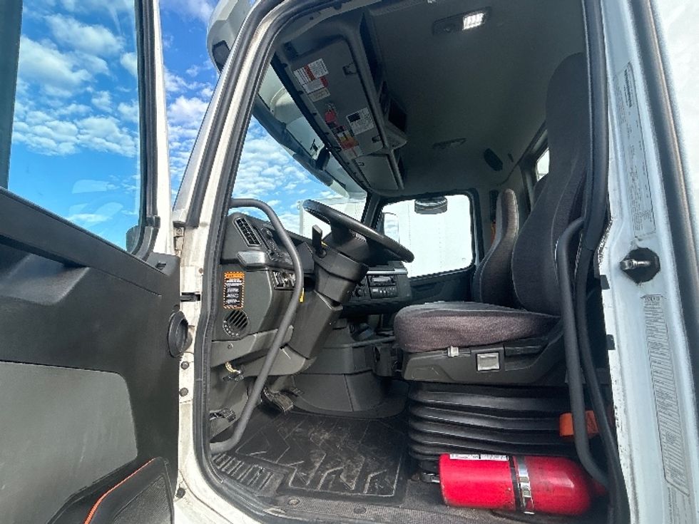 Day Cab Tractor-Heavy Duty Tractors-Volvo-2021-VNR64300-Milwaukee-WI-508,258\n\t\tmiles-$ 40,250 - Image 9