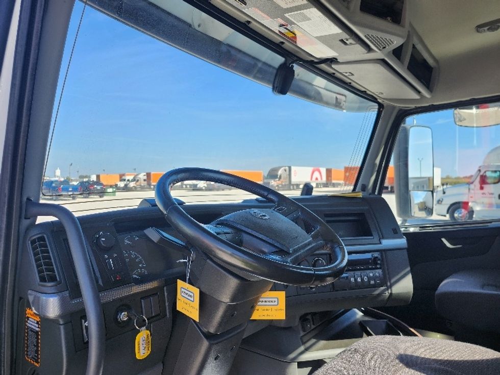 Day Cab Tractor-Heavy Duty Tractors-Volvo-2021-VNR64300-Obetz-OH-480,593\n\t\tmiles-$ 42,750 - Image 10