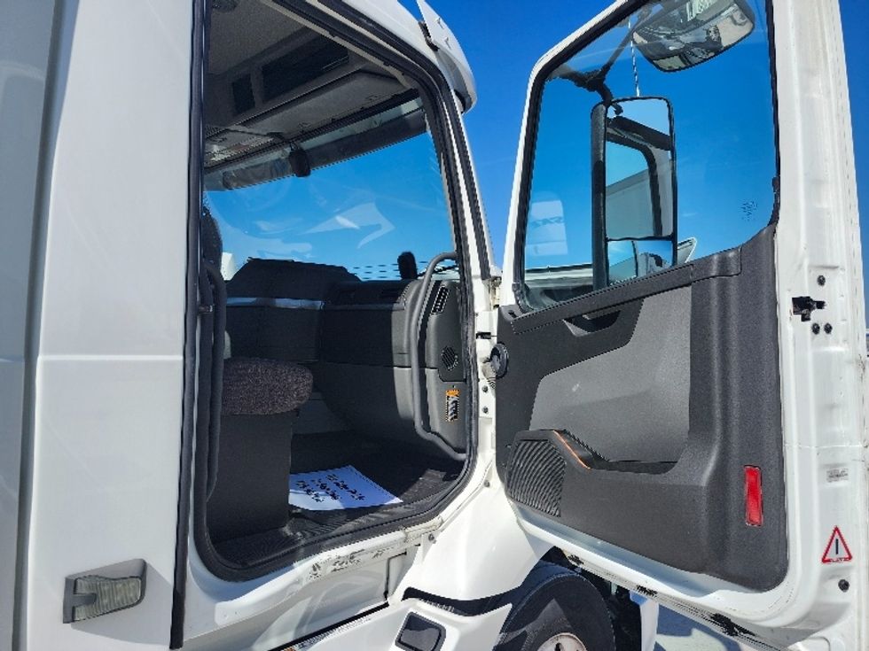 Day Cab Tractor-Heavy Duty Tractors-Volvo-2021-VNR64300-Obetz-OH-480,593\n\t\tmiles-$ 42,750 - Image 12