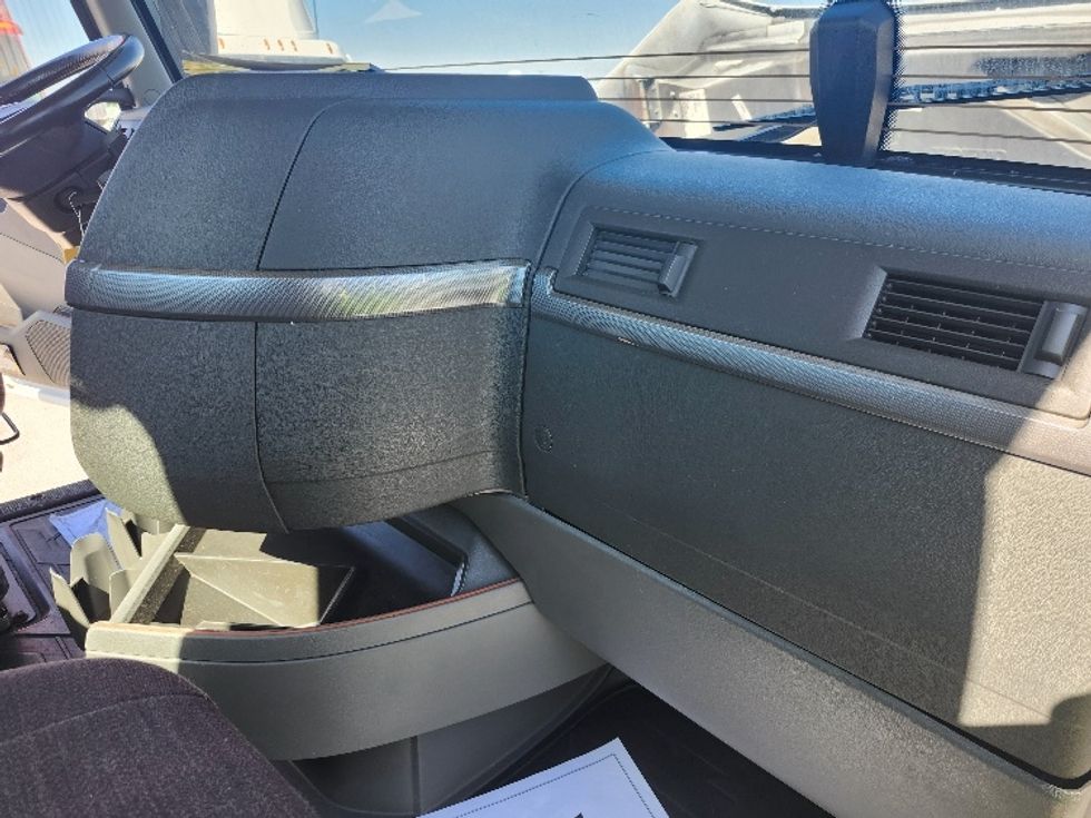 Day Cab Tractor-Heavy Duty Tractors-Volvo-2021-VNR64300-Obetz-OH-480,593\n\t\tmiles-$ 42,750 - Image 13