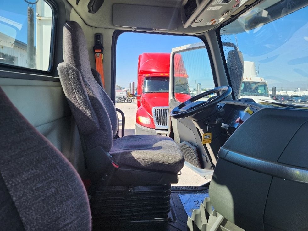 Day Cab Tractor-Heavy Duty Tractors-Volvo-2021-VNR64300-Obetz-OH-480,593\n\t\tmiles-$ 42,750 - Image 14