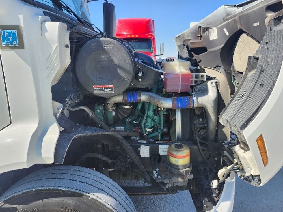 Day Cab Tractor-Heavy Duty Tractors-Volvo-2021-VNR64300-Obetz-OH-480,593\n\t\tmiles-$ 42,750 - Image 15