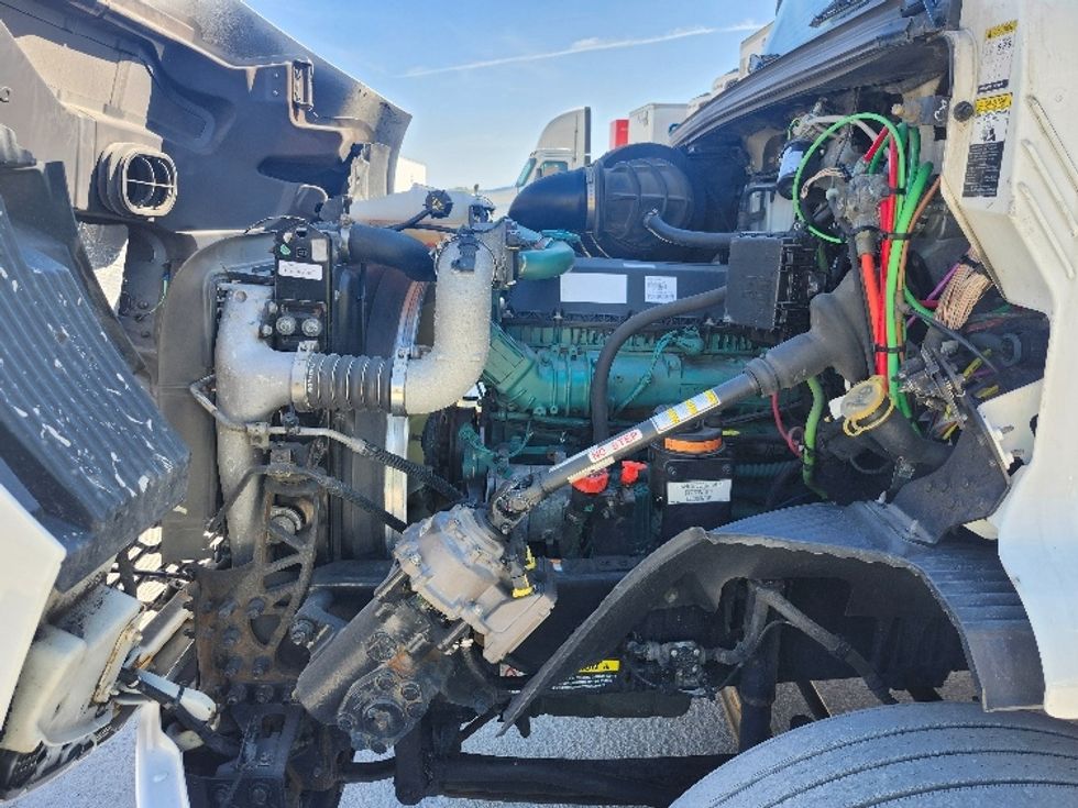 Day Cab Tractor-Heavy Duty Tractors-Volvo-2021-VNR64300-Obetz-OH-480,593\n\t\tmiles-$ 42,750 - Image 16